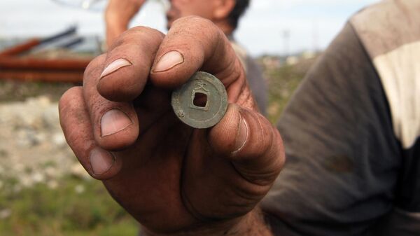 Старинная японская монета, найденная поисковиками на острове Кунашир