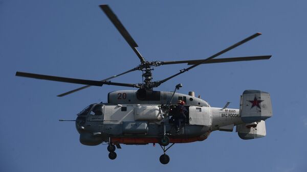 Корабельный поисково-спасательный вертолет Ка-27ПС во время учений