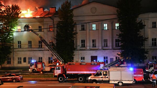 Пожарные во время тушения пожара в здании общежития Военного университета Минобороны РФ в Москве