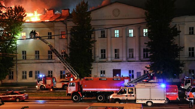 Пожарные во время тушения пожара в здании общежития Военного университета Минобороны РФ в Москве