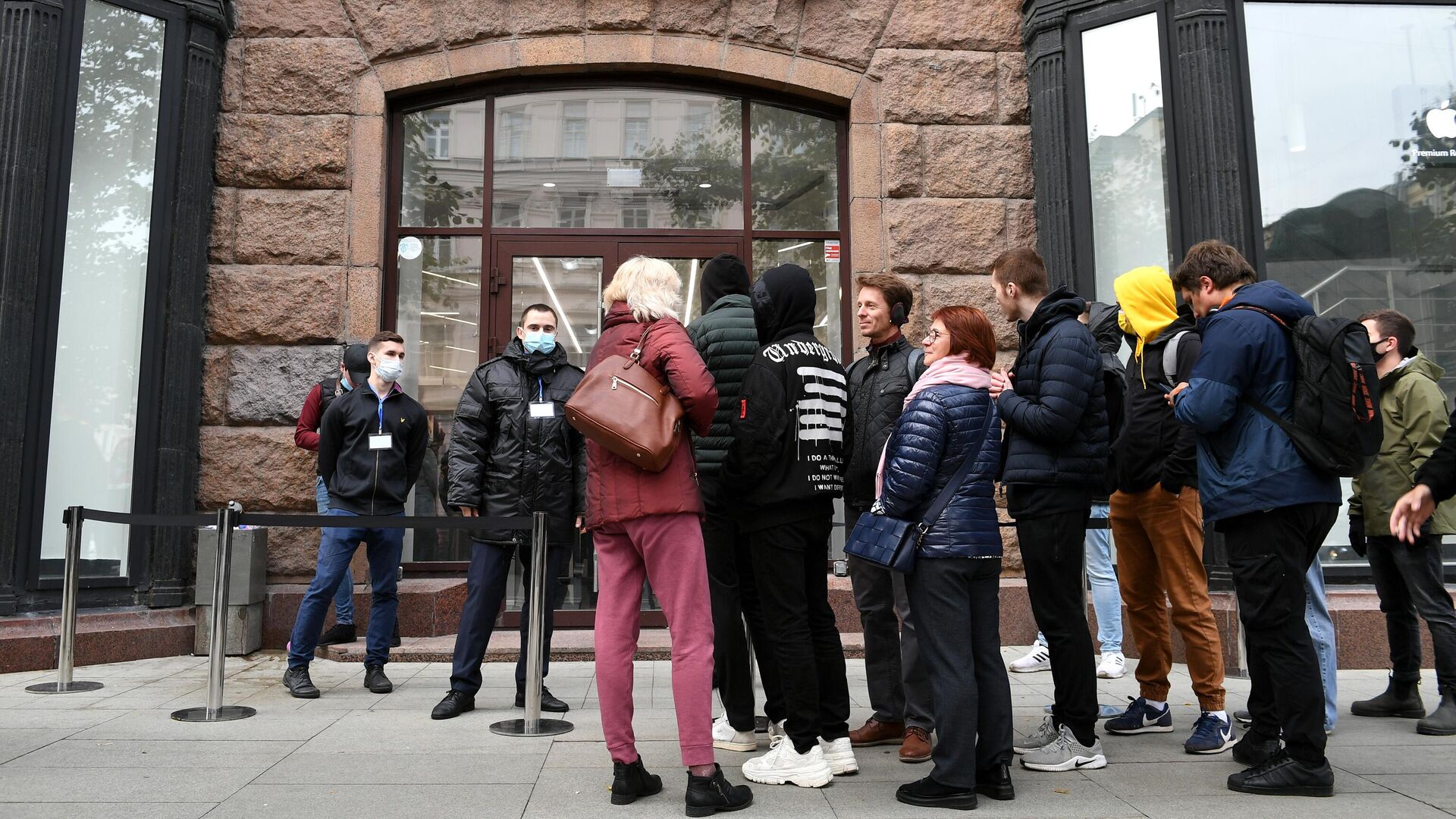 Очередь у входа в магазин re:Store на Тверской улице в Москве, где 24 сентября начались продажи устройств нового семейства iPhone 13 - РИА Новости, 1920, 24.09.2021