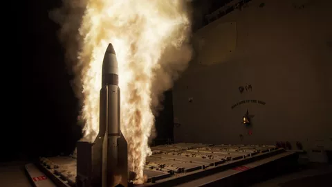 Управляемая ракета Standard Missile 3 во время испытаний Агентства противоракетной обороны и ВМС США в Тихом океане