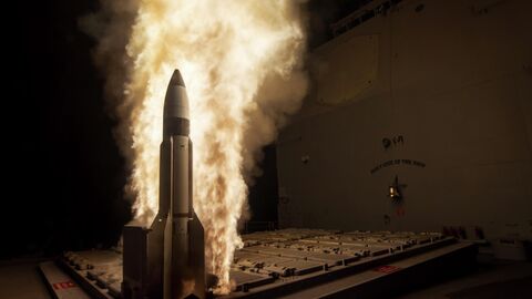 Управляемая ракета Standard Missile 3 во время испытаний агентства противоракетной обороны и ВМС США в Тихом океане