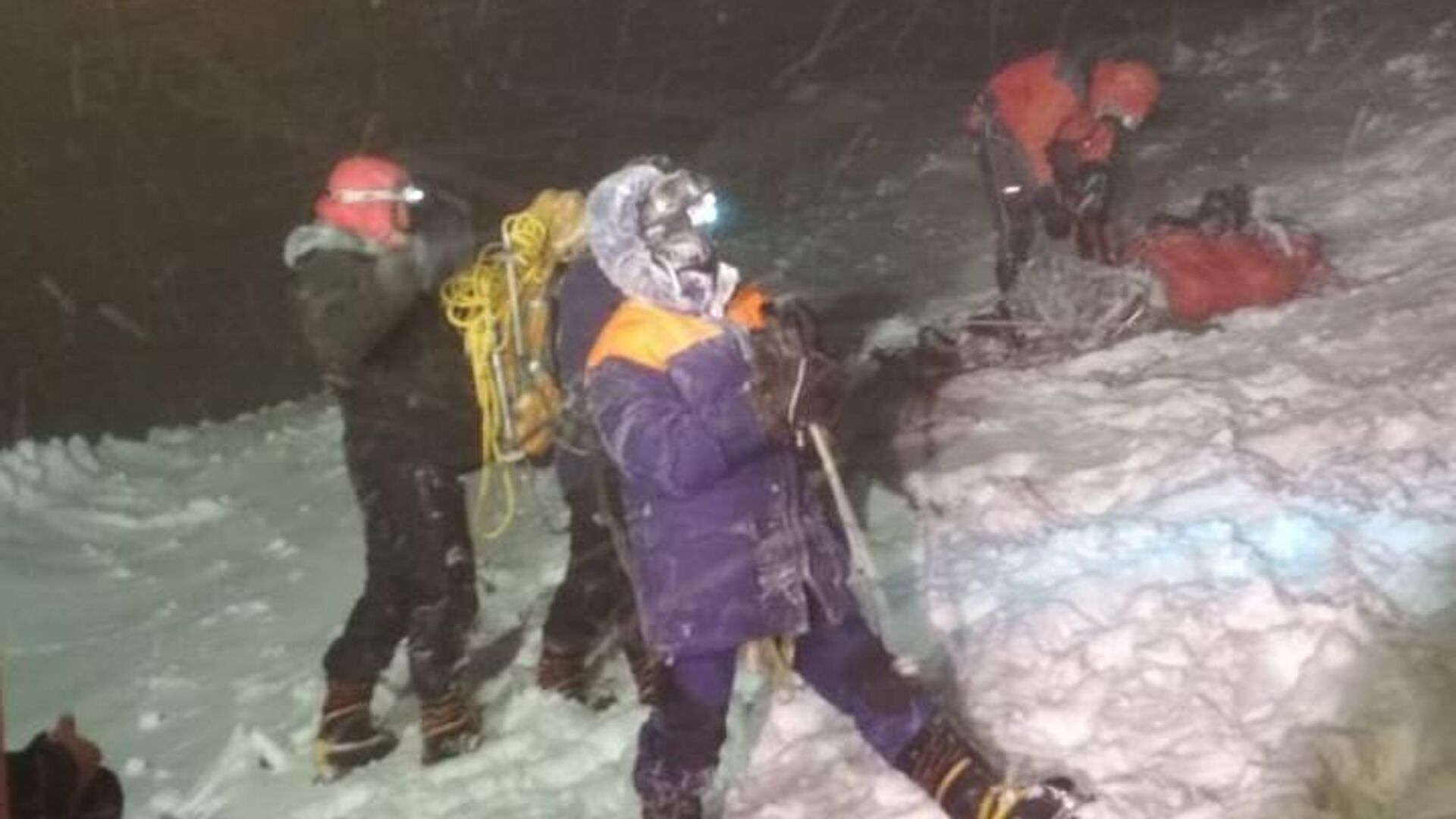 Спасательная операция в крокус. Группа альпинистов на Эльбрусе. Группа погибших альпинистов на Эльбрусе.