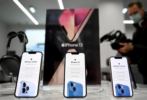 Телефоны компании Apple в магазине re:Store на Тверской улице в Москве, где 24 сентября начались продажи устройств нового семейства iPhone 13