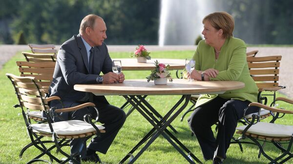 Президент РФ Владимир Путин и федеральный канцлер ФРГ Ангела Меркель во время встречи в резиденции правительства ФРГ Мезеберг