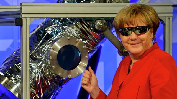 Канцлер Германии Ангела Меркель в защитных очках в школьной лаборатории DLR во время посещения Европейского центра астронавтов ESA