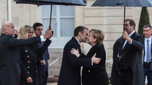 Президент Франции Эммануэль Макрон приветствует канцлера ФРГ Ангелу Меркель у Елисейского дворца перед началом мероприятий, посвященных 100-летию окончания Первой мировой войны