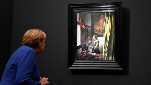 Канцлер Германии Ангела Меркель смотрит на картину Яна Вермеера Девушка, читающая письмо у открытого окна в Галерее старых мастеров в Дрездене, Германия. 9 сентября 2021 года