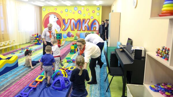 Дети и воспитатели в детском саду Умка в городе Полярном