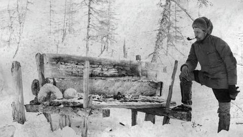 В. Н. Васильев у якутского воздушного захоронения в Енисейской губернии (1905) В. Н. Васильев у якутского воздушного захоронения в Енисейской губернии (1905)