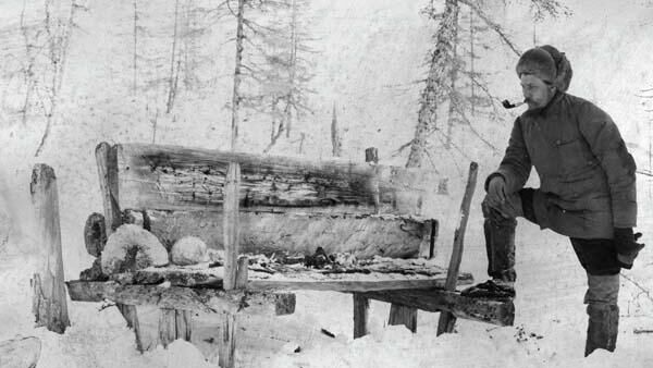 В. Н. Васильев у якутского воздушного захоронения в Енисейской губернии (1905)