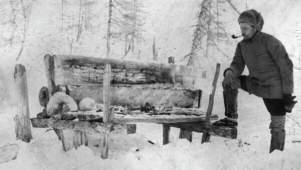 В. Н. Васильев у якутского воздушного захоронения в Енисейской губернии (1905) - РИА Новости, 1920, 26.09.2021