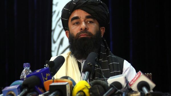 Представитель движения Талибан* Забиулла Муджахид во время пресс-конференции в Кабуле