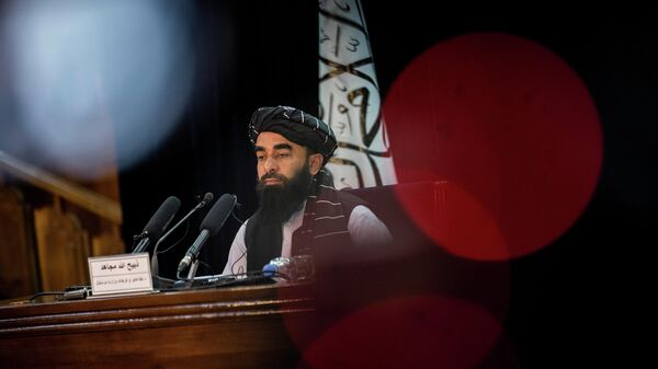 Представитель движения Талибан* Забиулла Муджахид во время пресс-конференции 
