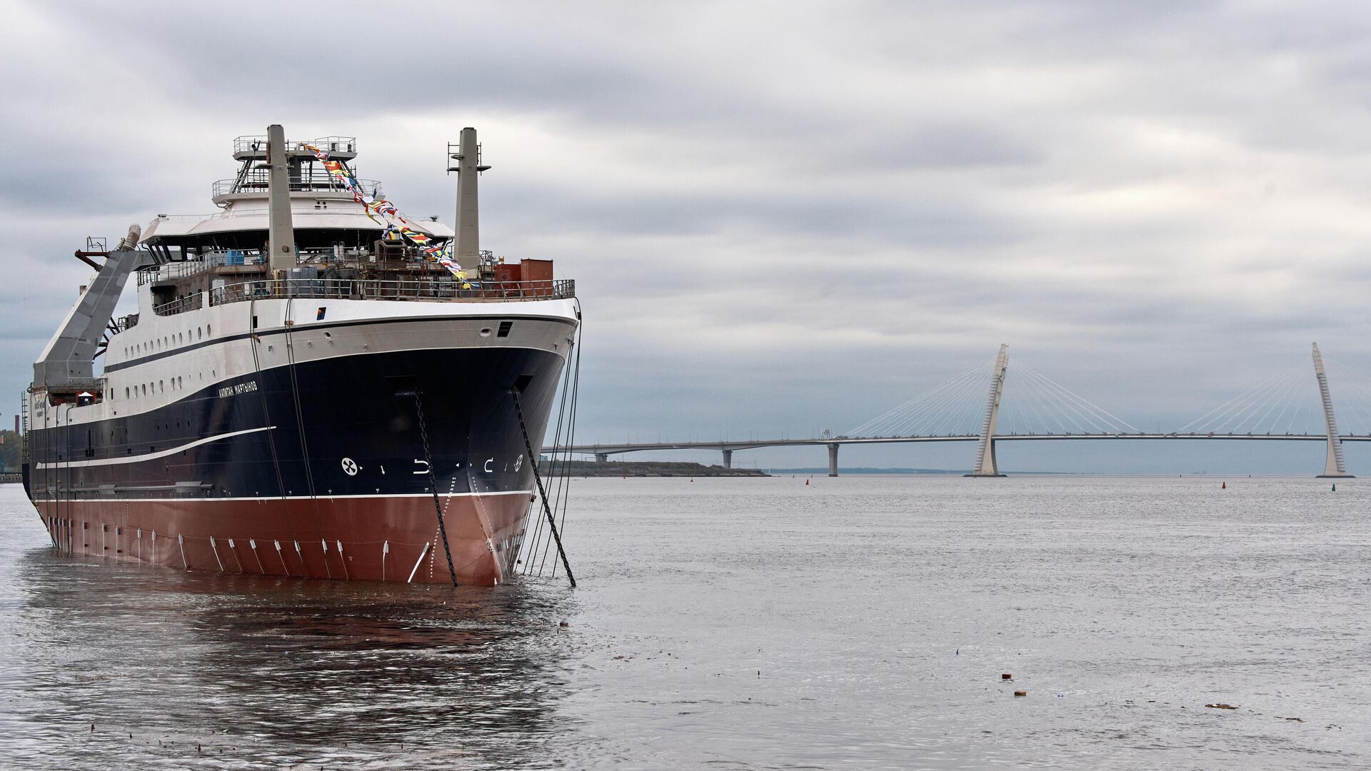 Большое рыболовное морозильное судно проекта СТ-192 Капитан Мартынов во время спуска на воду на Адмиралтейских верфях - РИА Новости, 1920, 24.09.2021