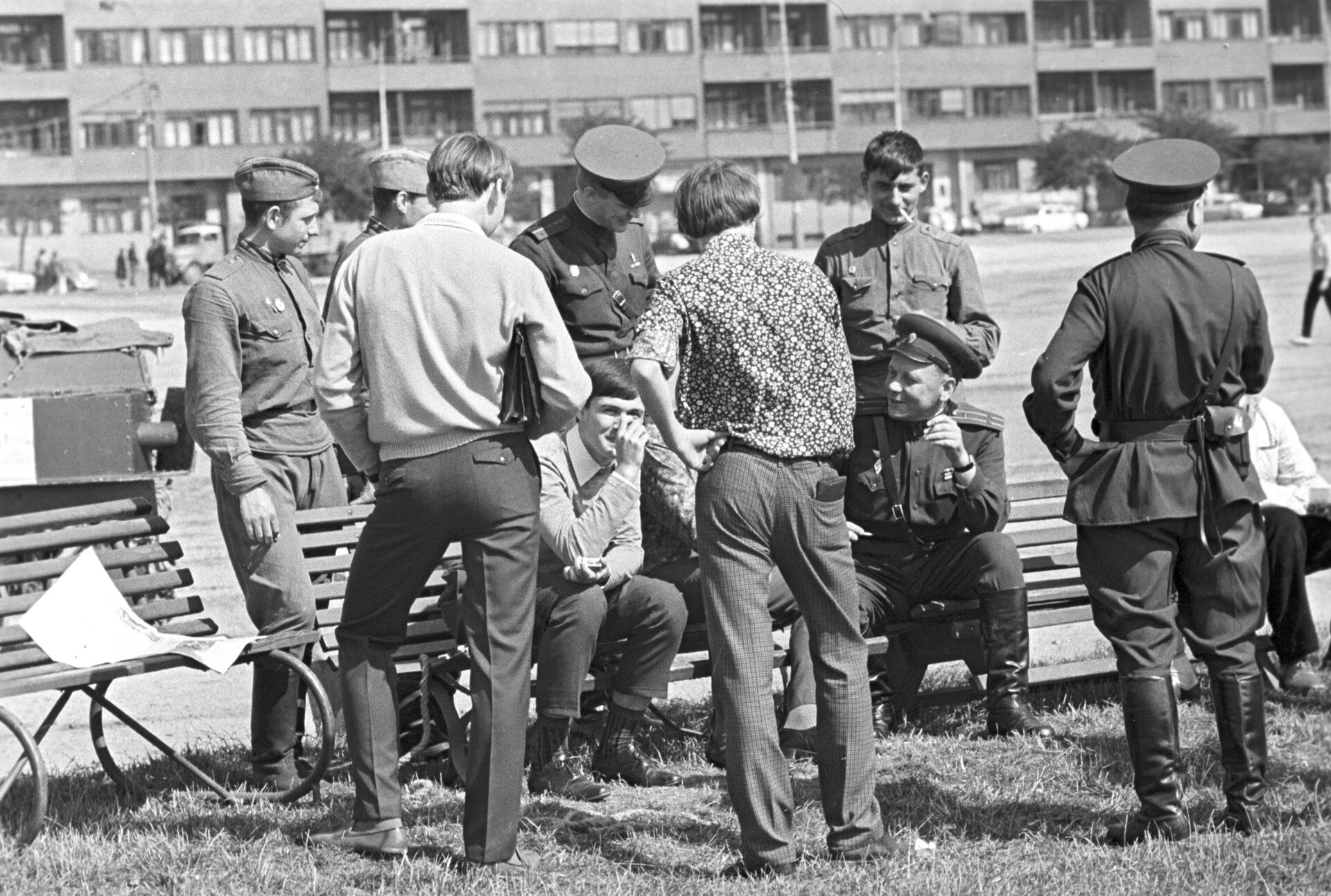 Жители Праги беседуют с советскими военнослужащими - РИА Новости, 1920, 24.09.2021