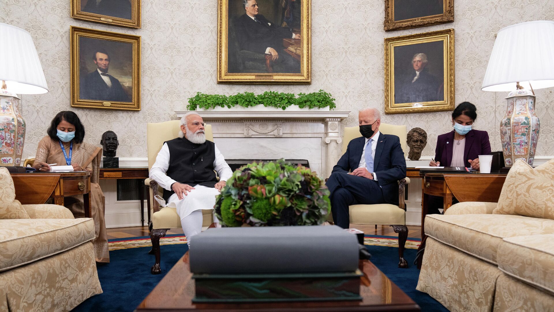 Премьер-министр Индии Нарендра Моди на встрече с президентом США Джо Байденом в Овальном кабинете Белого дома  - РИА Новости, 1920, 25.09.2021