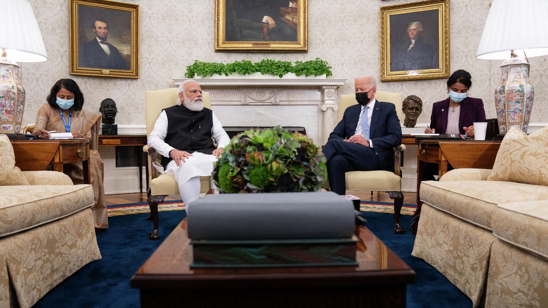 Премьер-министр Индии Нарендра Моди на встрече с президентом США Джо Байденом в Овальном кабинете Белого дома  - РИА Новости, 1920, 25.09.2021