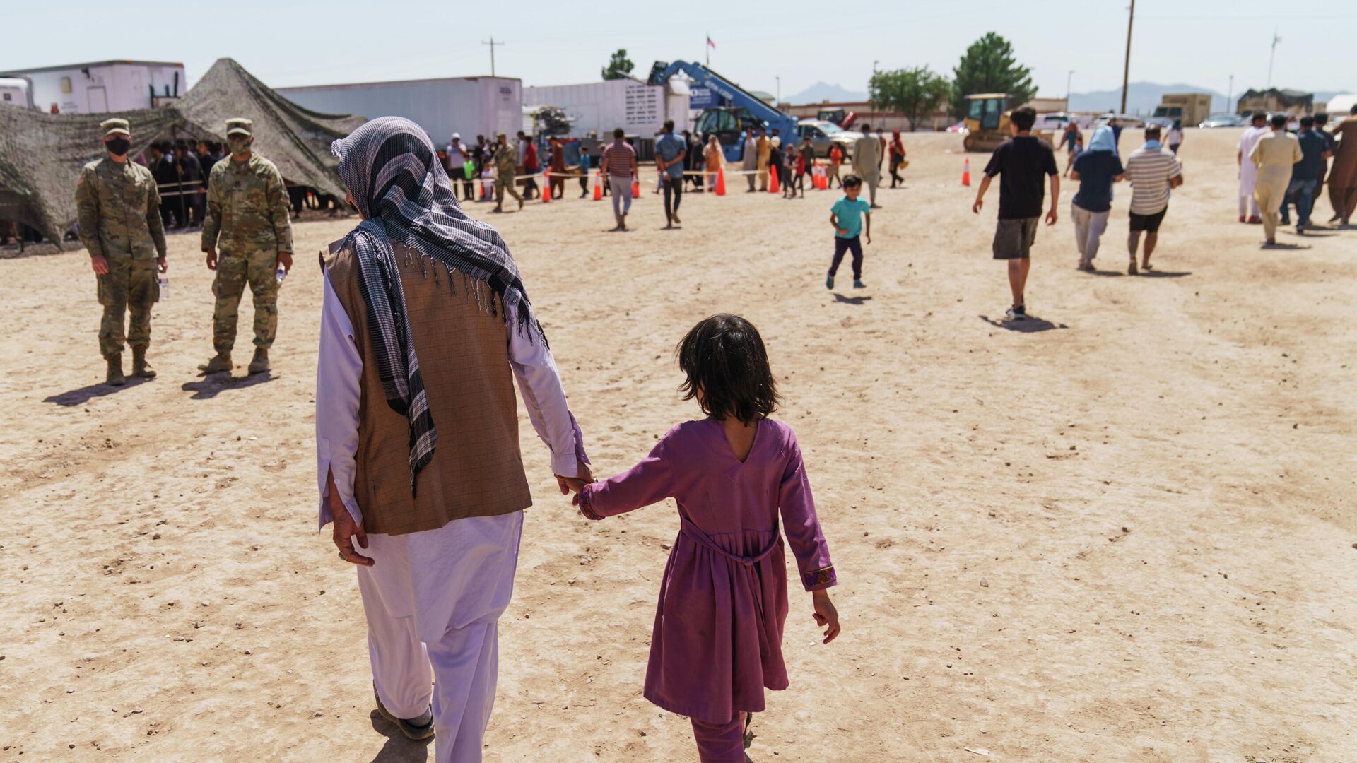 Афганский беженец гуляет с ребенком на территории военного комплекса Донья Ана в Нью-Мексико, США - РИА Новости, 1920, 25.09.2021