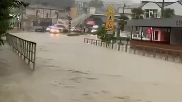 Затопленные дороги: последствия ливней в Сочи