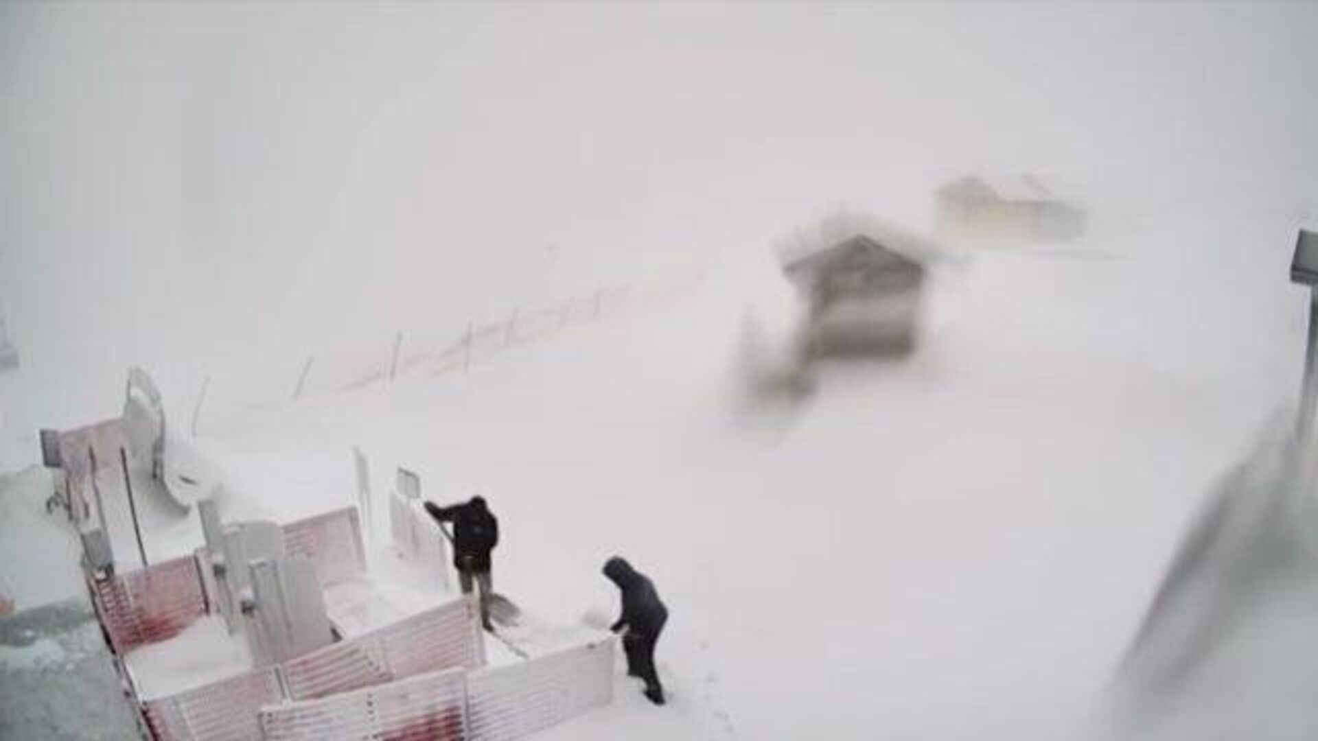 В Красной поляне убирают сугробы после выпавшего снега - РИА Новости, 1920, 25.09.2021