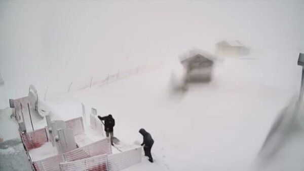 В Красной поляне убирают сугробы после выпавшего снега