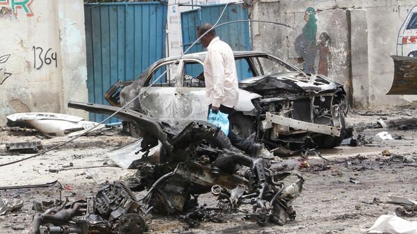На месте взрыва заминированного автомобиля на КПП Президентского дворца в Могадишо, Сомали
