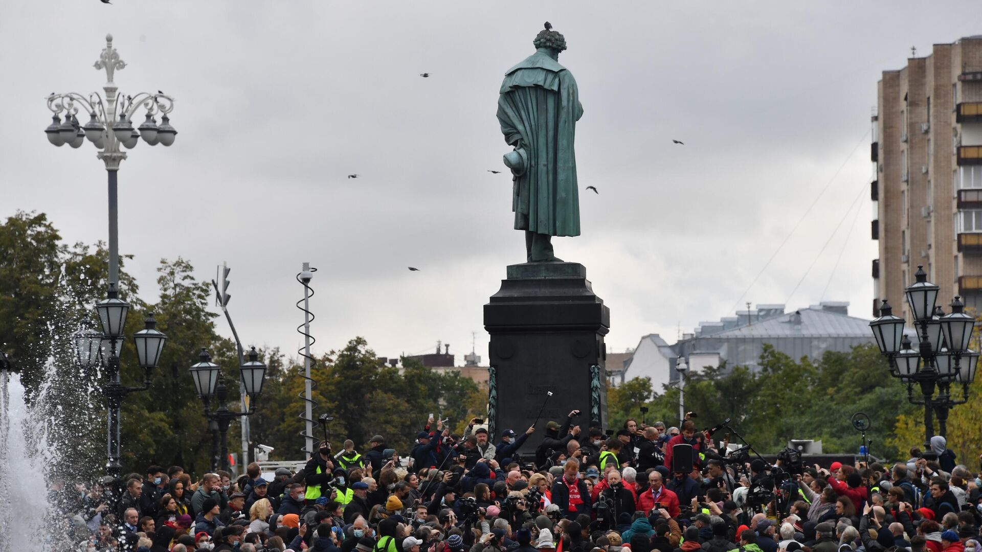 На митинге во время встречи граждан с депутатами Госдумы и Мосгордумы от КПРФ  на Пушкинской площади - РИА Новости, 1920, 25.09.2021