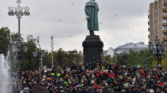 На митинге во время встречи граждан с депутатами Госдумы и Мосгордумы от КПРФ  на Пушкинской площади