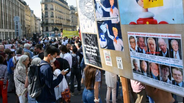 Участники во время протестов против COVID-ограничений в Париже