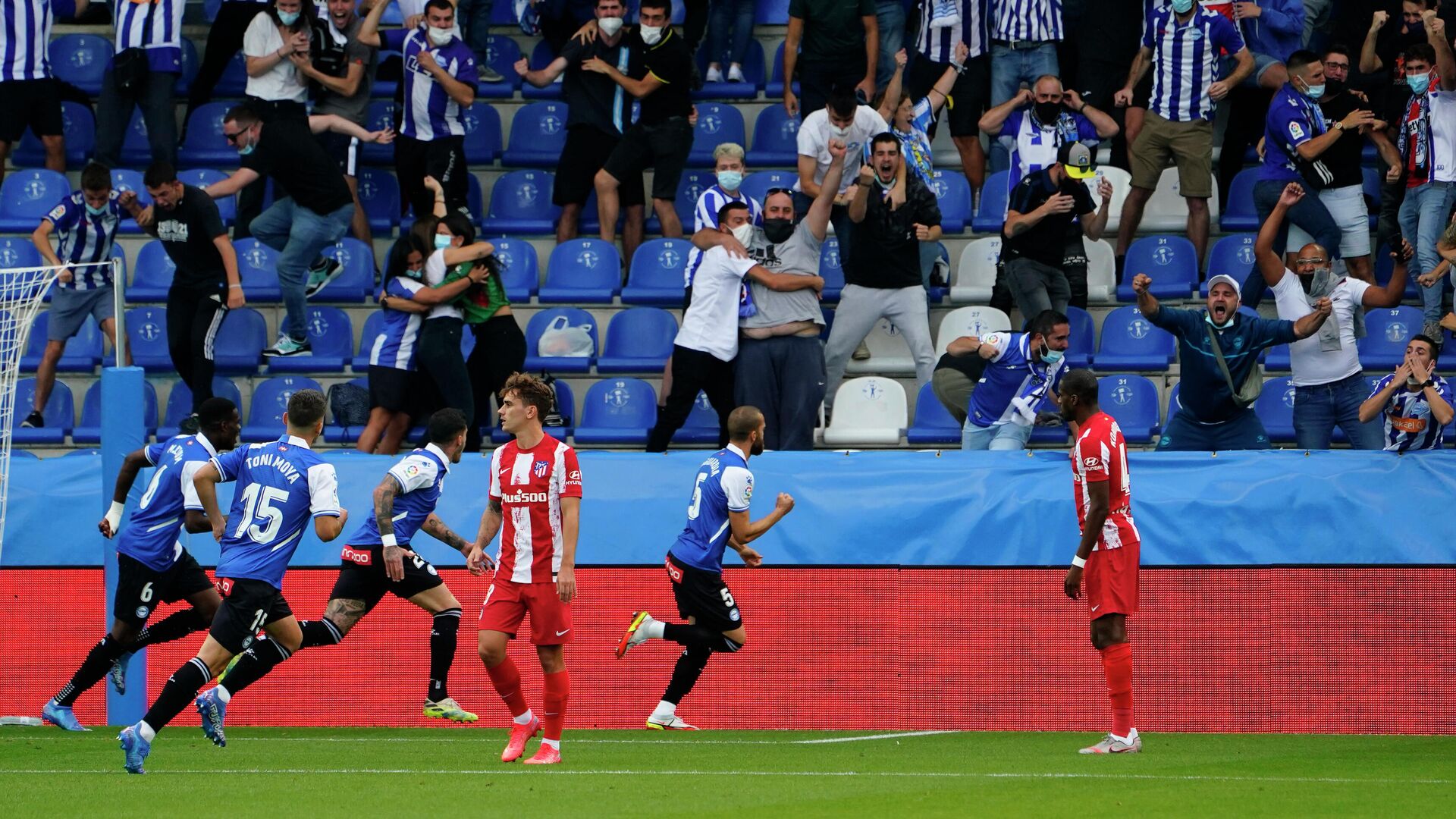 Soccer Football - LaLiga - Deportivo Alaves v Atletico Madrid - Estadio Mendizorroza, Vitoria-Gasteiz, Spain - September 25, 2021 Deportivo Alaves' Victor Laguardia celebrates scoring their first goal REUTERS/Vincent West - РИА Новости, 1920, 25.09.2021