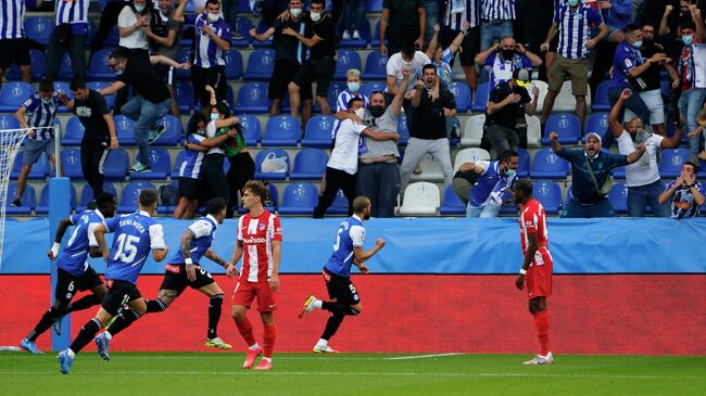 Soccer Football - LaLiga - Deportivo Alaves v Atletico Madrid - Estadio Mendizorroza, Vitoria-Gasteiz, Spain - September 25, 2021 Deportivo Alaves' Victor Laguardia celebrates scoring their first goal REUTERS/Vincent West