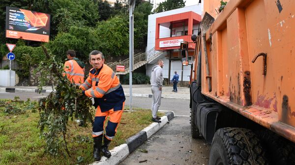 Сотрудники коммунальной службы ликвидируют последствия сильного дождя в Сочи