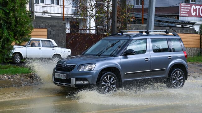 Автомобиль на улице после сильного дождя