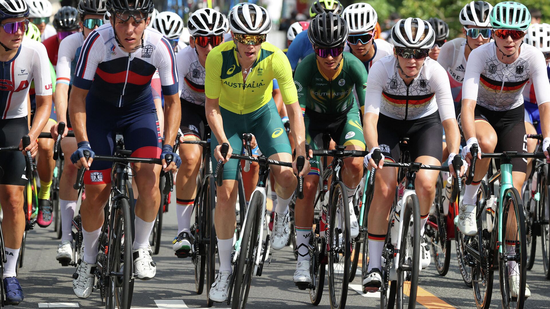 Russia's Tamara Dronova, Australia's Tiffany Cromwell and South Africa's Ashleigh Moolman-Pasio compete during the women's cycling road race at the Fuji International Speedway in Oyama, Japan, at the Tokyo 2020 Olympic Games on July 25, 2021. (Photo by Michael Steele / POOL / AFP) - РИА Новости, 1920, 25.09.2021