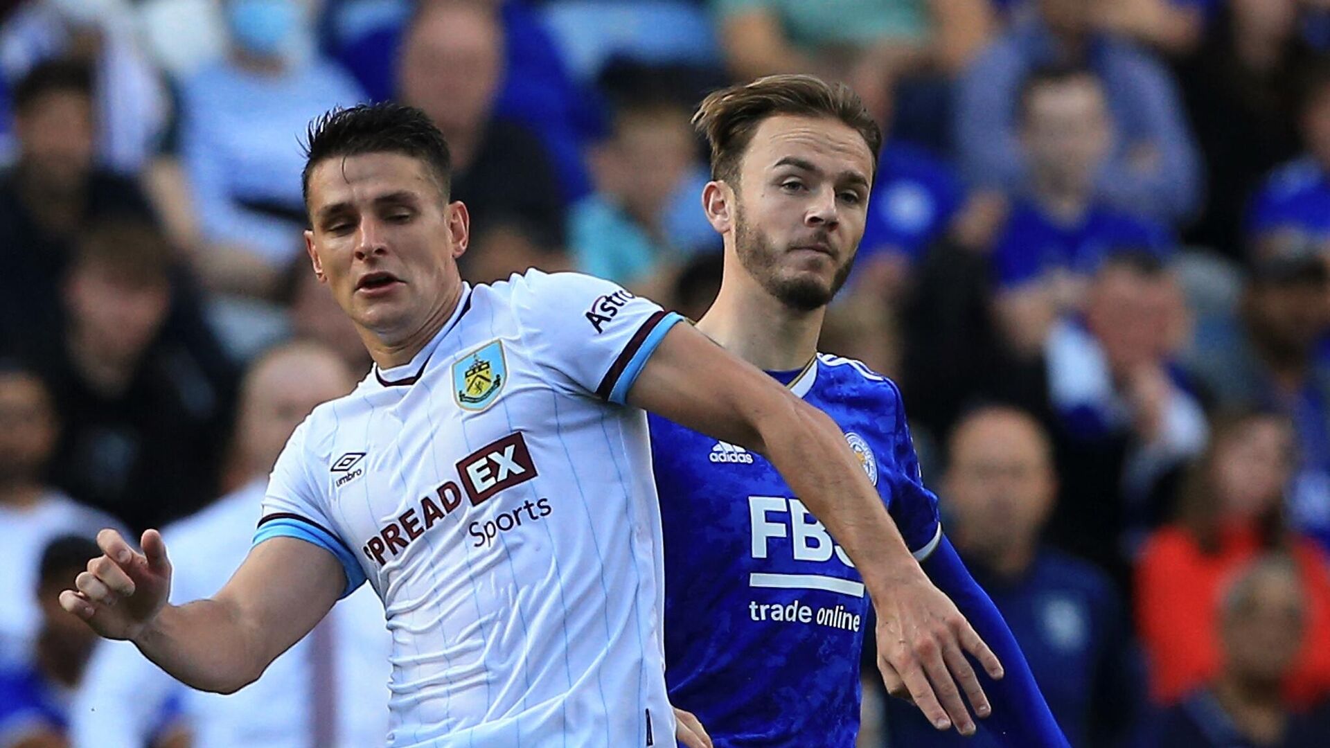 Leicester City's English midfielder James Maddison (R) vies with Burnley's English midfielder Ashley Westwood during the English Premier League football match between Leicester City and Burnley at King Power Stadium in Leicester, central England on September 25, 2021. (Photo by Lindsey Parnaby / AFP) / RESTRICTED TO EDITORIAL USE. No use with unauthorized audio, video, data, fixture lists, club/league logos or 'live' services. Online in-match use limited to 120 images. An additional 40 images may be used in extra time. No video emulation. Social media in-match use limited to 120 images. An additional 40 images may be used in extra time. No use in betting publications, games or single club/league/player publications. /  - РИА Новости, 1920, 25.09.2021