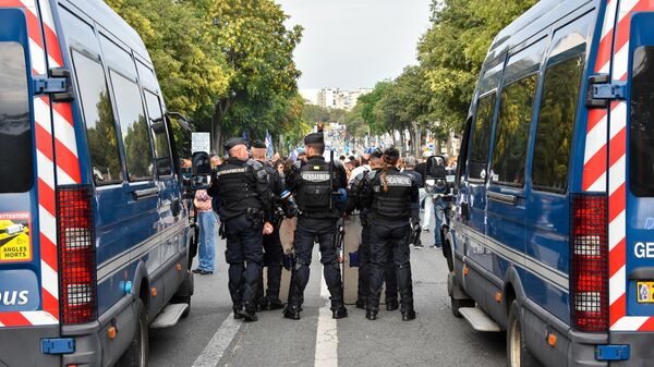 Сотрудники правоохранительных органов во время акции протеста на одной из улиц в Париже