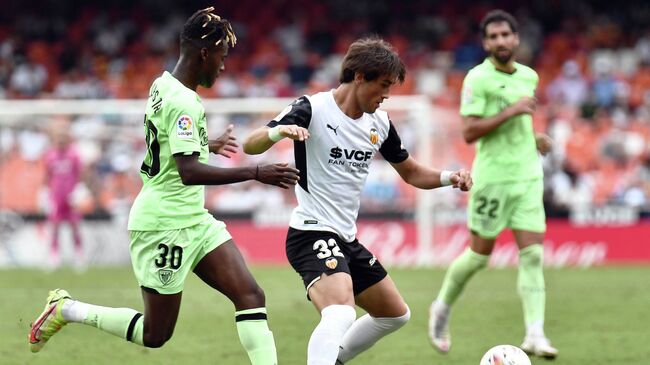 Athletic Bilbao's Spanish forward Nico Williams (L) vies with Valencia's Spanish defender Jesus Vazquez during the Spanish League football match between Valencia and Athletic Bilbao at the Mestalla stadium in Valencia on September 25, 2021. (Photo by Jose Jordan / AFP)