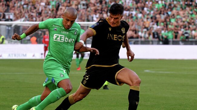 Saint-Etienne's Tunisian forward Wahbi Khazri (L) fights for the ball with Nice's Austrian defender Flavius Daniliuc (R) during the French L1 football match between Saint-Etienne (ASSE) and OGC Nice at The Geoffroy-Guichard Stadium in Saint-Etienne, central France, on September 25, 2021. (Photo by JEAN-PHILIPPE KSIAZEK / AFP)