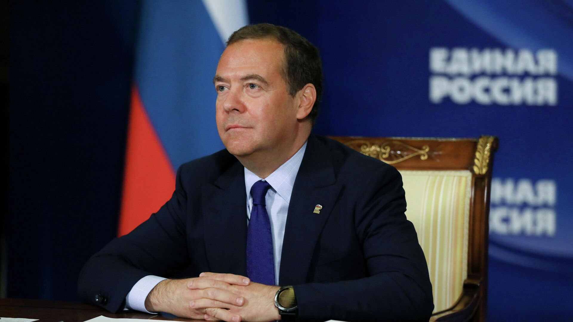 ЕР планирует поделиться постами в комитетах Госдумы, заявил Медведев
