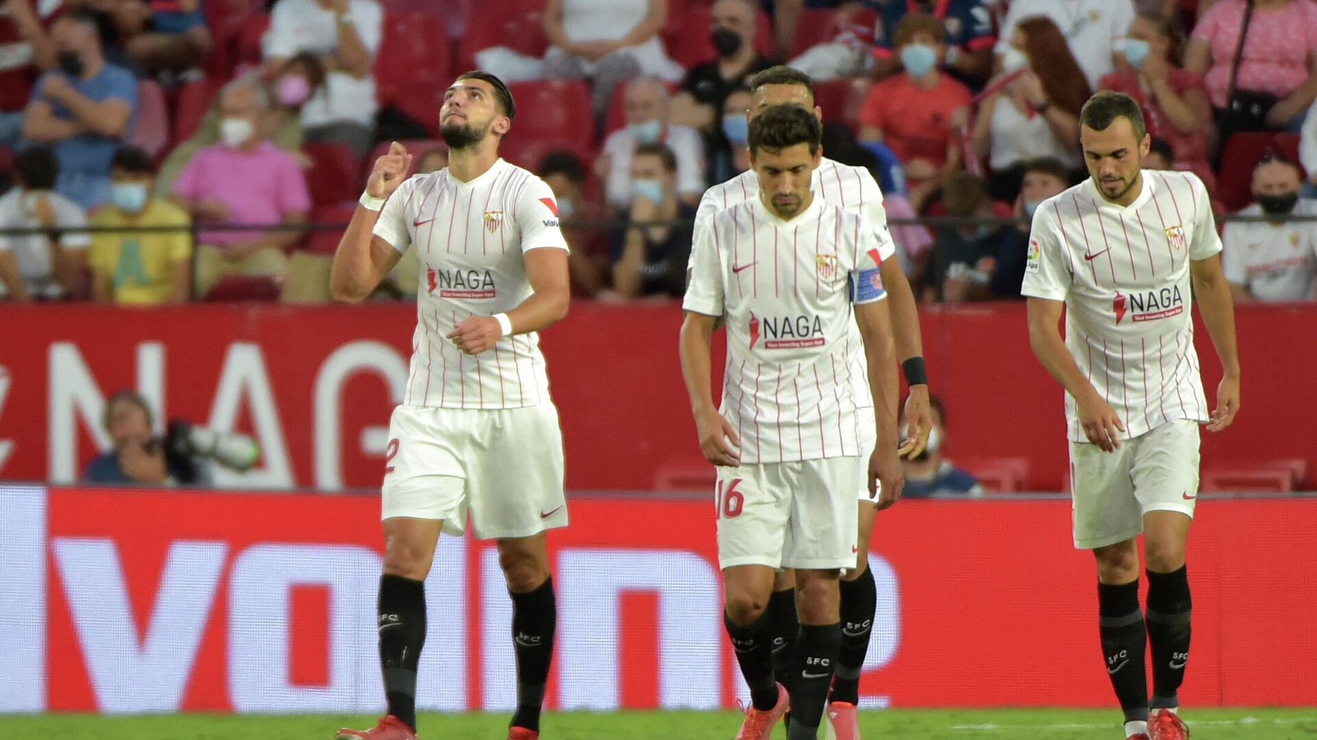 Sevilla's Spanish forward Rafa Mir (L) celebrates scoring his teams second goal during the Spanish League football match between Sevilla FC and RCD Espanyol at the Ramon Sanchez Pizjuan stadium in Seville on September 25, 2021. (Photo by CRISTINA QUICLER / AFP) - РИА Новости, 1920, 25.09.2021