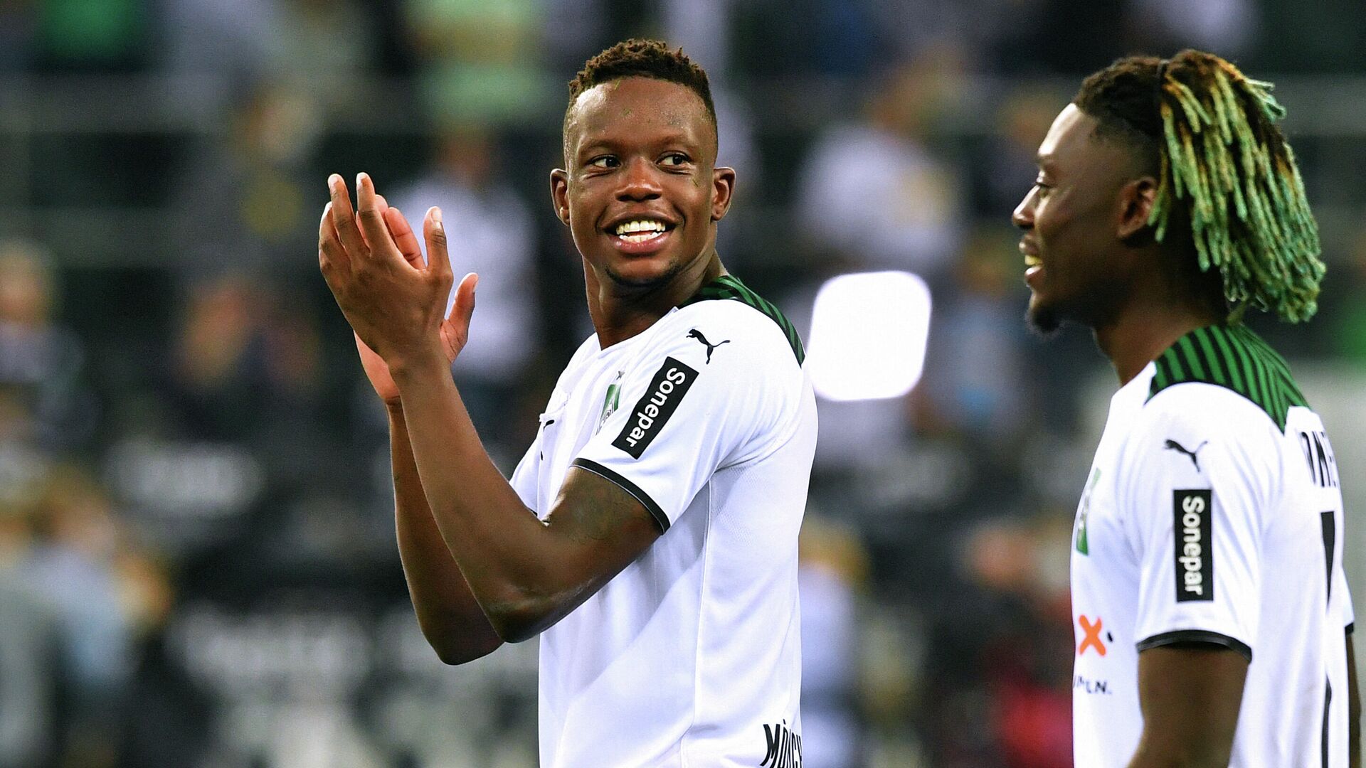 Moenchengladbach's Swiss midfielder Denis Zakaria (L) applauds after the German first division Bundesliga football match Borussia Moenchengladbach v BVB Borussia Dortmund in Moenchengladbach, western Germany, on September 25, 2021. (Photo by UWE KRAFT / AFP) / DFL REGULATIONS PROHIBIT ANY USE OF PHOTOGRAPHS AS IMAGE SEQUENCES AND/OR QUASI-VIDEO - РИА Новости, 1920, 25.09.2021