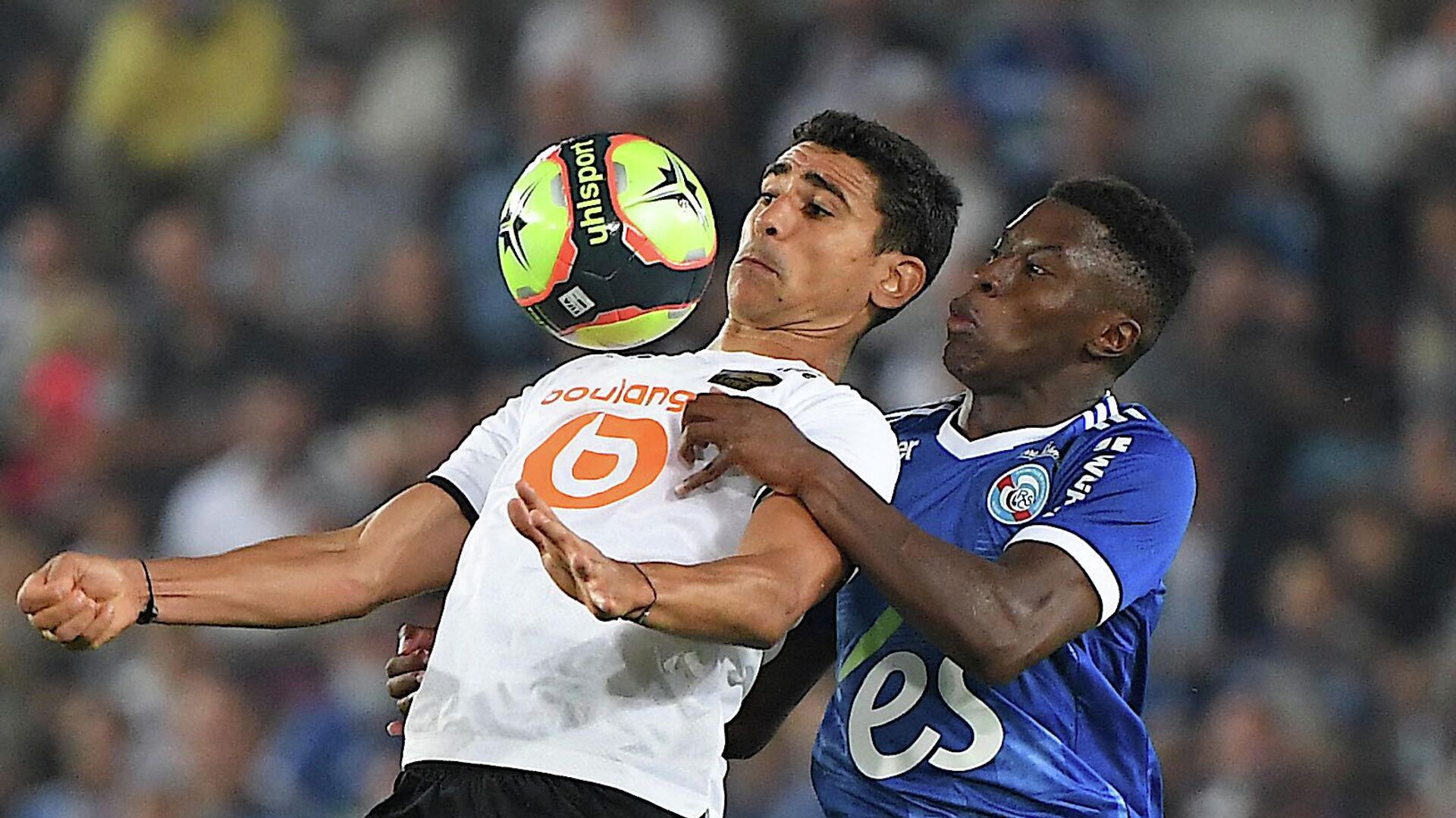 Lille's French midfielder Benjamin Andre (L) is challenged by Strasbourg's French midfielder Jean-Ricner Bellegarde during the French L1 football match between RC Strasbourg Alsace and Lille LOSC at Stade de la Meinau in Strasbourg, eastern France on September 25, 2021. (Photo by PATRICK HERTZOG / AFP) - РИА Новости, 1920, 25.09.2021