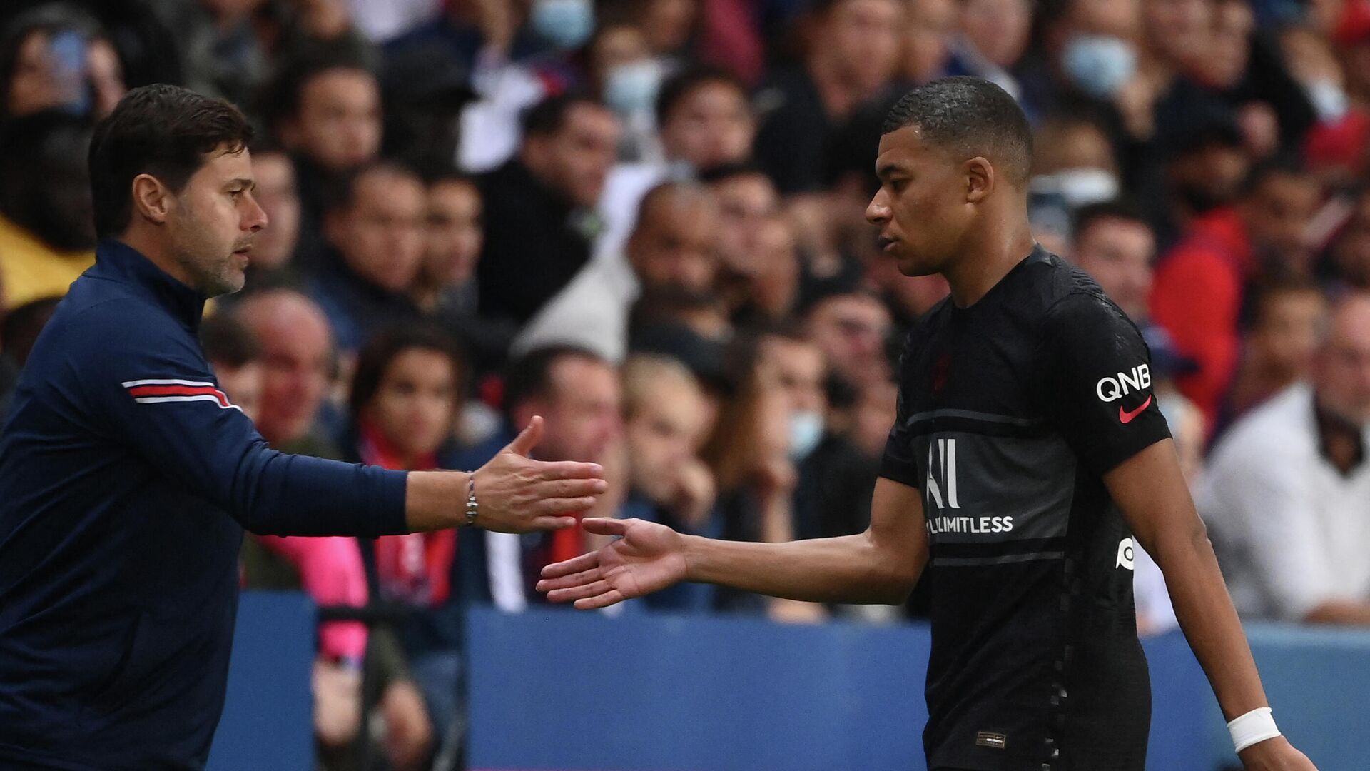 Paris Saint-Germain's French forward Kylian Mbappe greets Paris Saint-Germain's Argentinian head coach Mauricio Pochettino as he is substituted during the French L1 football match between Paris Saint-Germain (PSG) and Montpellier (MHSC) at The Parc des Princes stadium in Paris on September 25, 2021. (Photo by FRANCK FIFE / AFP) - РИА Новости, 1920, 26.09.2021