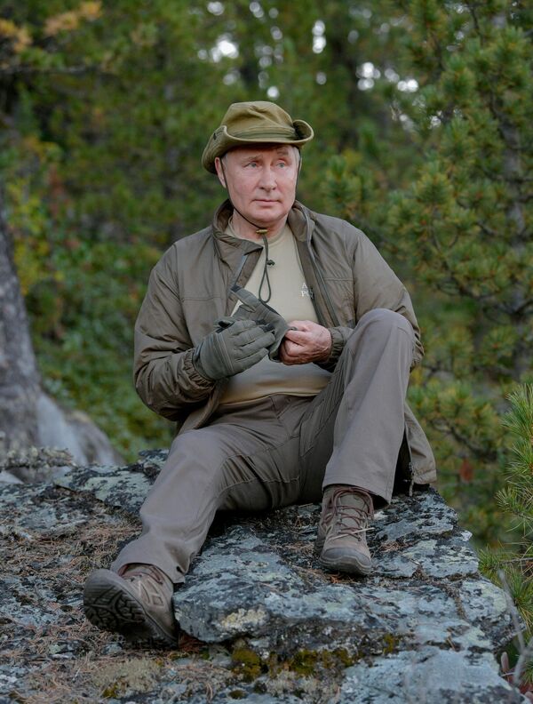 Президент РФ Владимир Путин во время прогулки в тайге