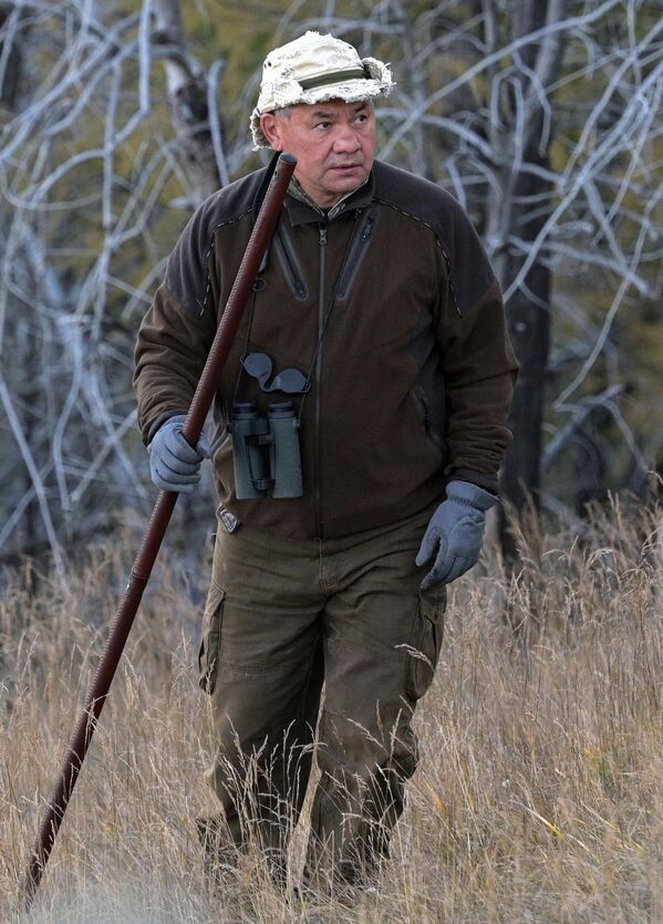 Министр обороны РФ Сергей Шойгу во время прогулки в тайге
