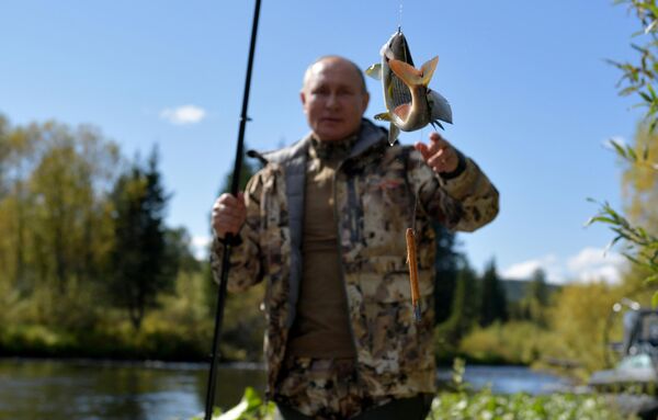 Президент РФ Владимир Путин во время рыбалки в тайге