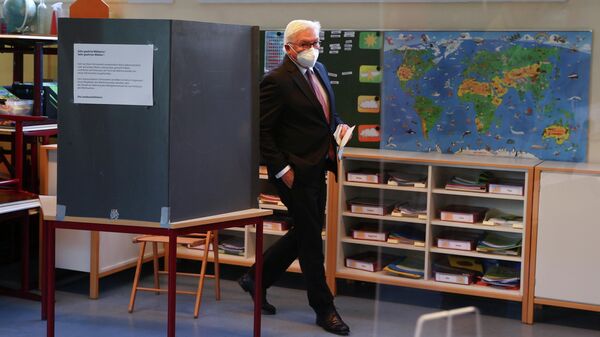 Президент Германии Франк-Вальтер Штайнмайер голосует на паралментских выборах в Берлине, Германия