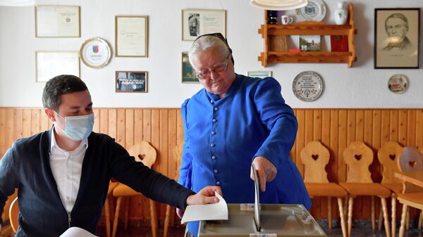 Женщина в традиционной одежде голосует на парламентских выборах в Кунневице, Германия